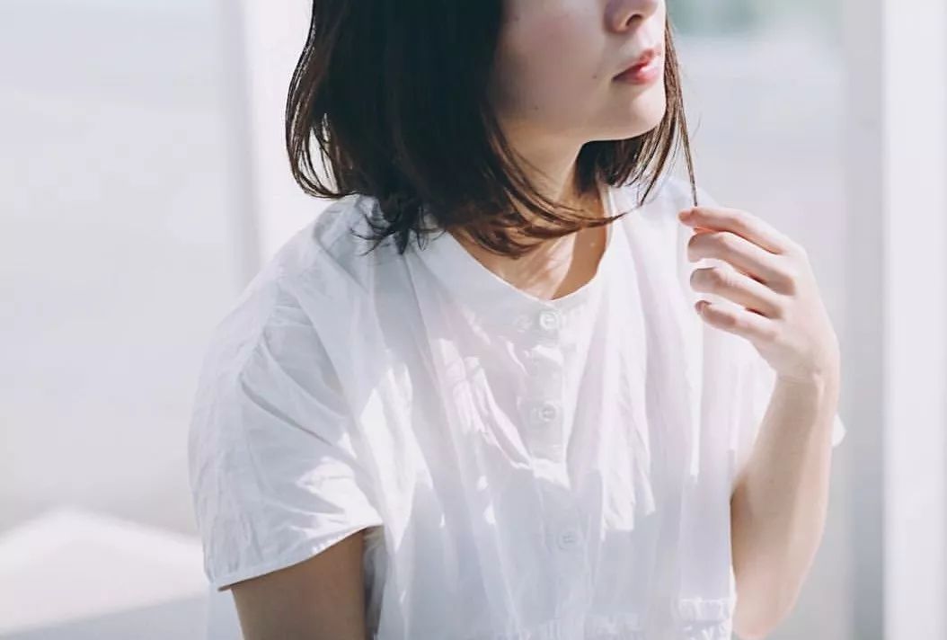 拍照尴尬怎么化解,拍照不自然不上镜的解决办法