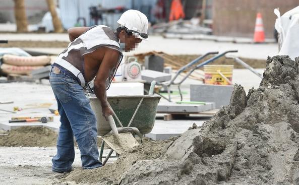 吐槽大会：工地小哥舍命救女童却被贵妇母亲嫌脏：死变态！