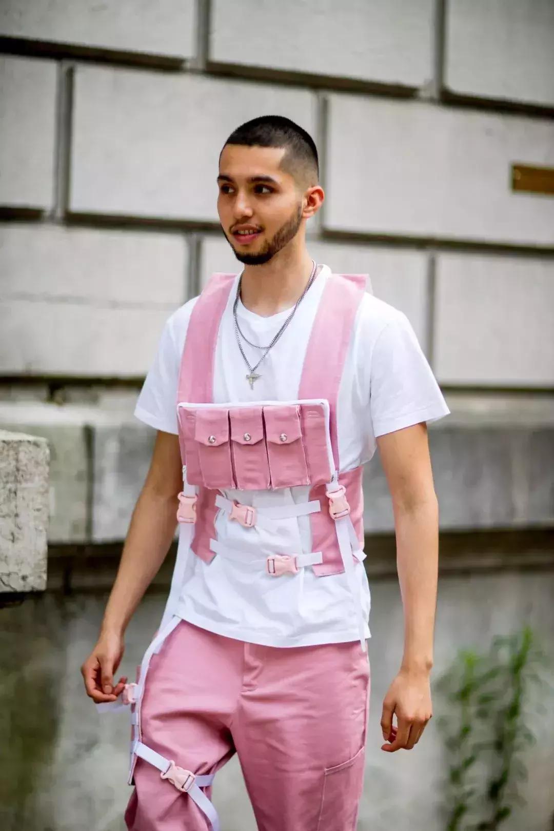 摆脱“全员恶人紫”和“原谅绿”,粉色才是最时尚的颜色