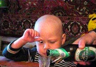 酒精过敏的人喝酒没事是怎么回事,酒精过敏过了一天还像喝酒似的