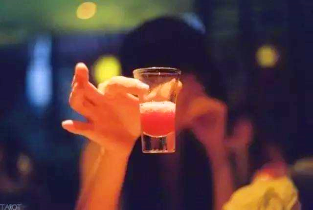 酒精过敏的人喝酒没事是怎么回事,酒精过敏过了一天还像喝酒似的