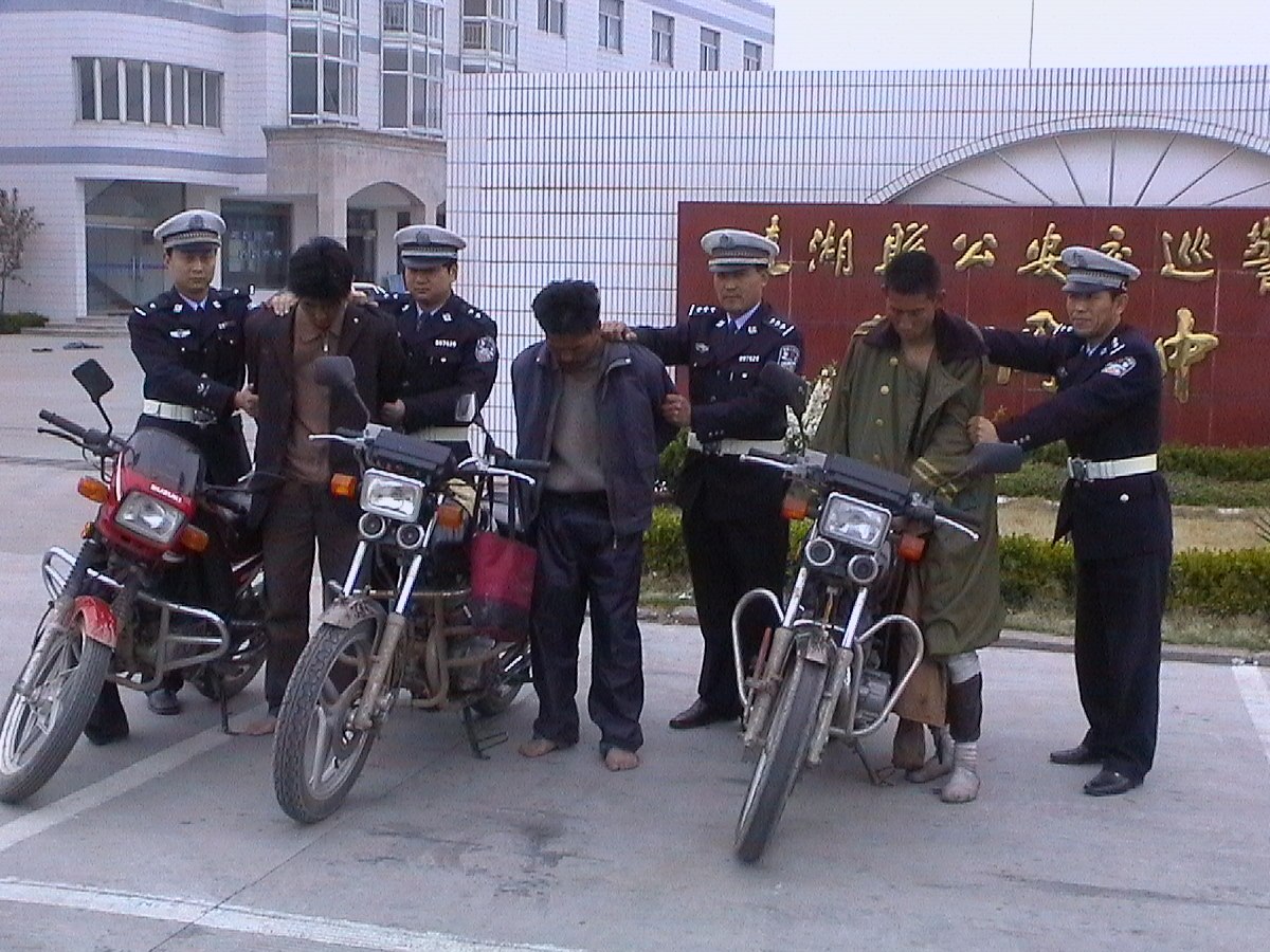 三十年薪火相传“为民”承诺*党**旗红——记建湖县公安局交警大队上冈中队