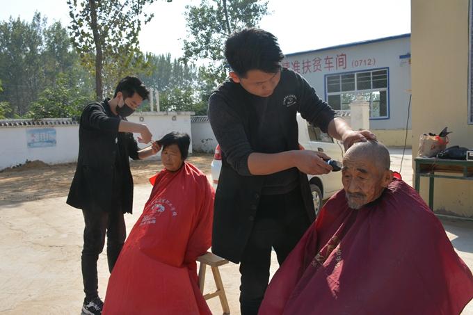 义工进社区服务暖心,义工下乡送温暖图片