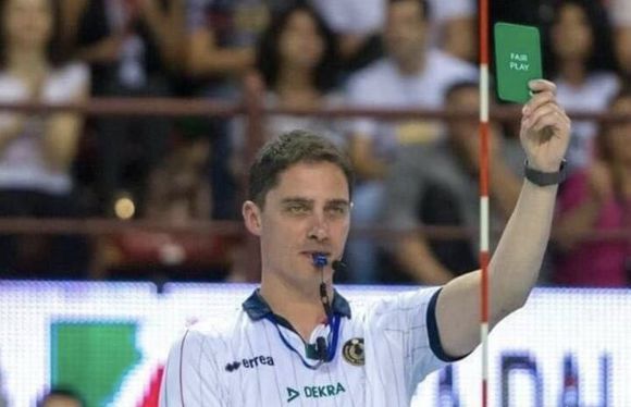 可怕,排球赛场新变革,“绿牌”出现了,绿牌和鹰眼携手限制演戏