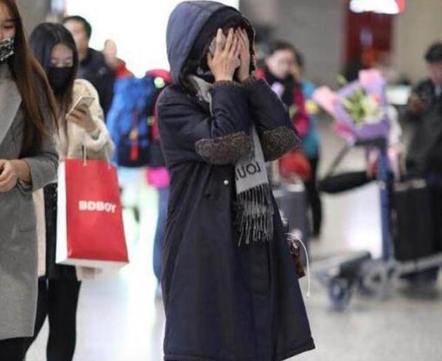 鹿晗防狗仔视频完整版,明星防狗仔戴墨镜戴珍珠链吃饭