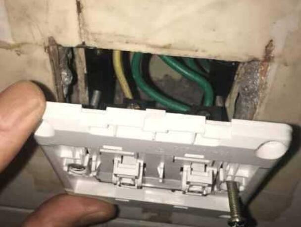 墙上插座松动不好用,墙上插座插头松