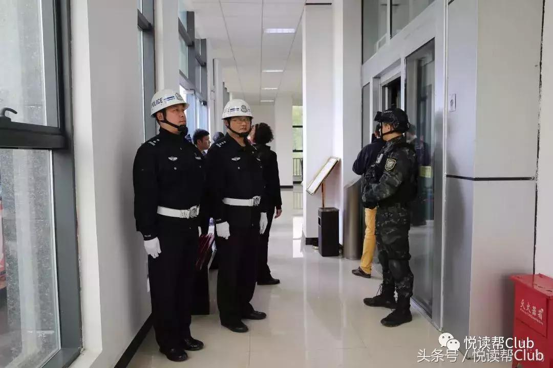 老外挑战贵州坝陵河大桥蹦极,老外在峡谷跳伞