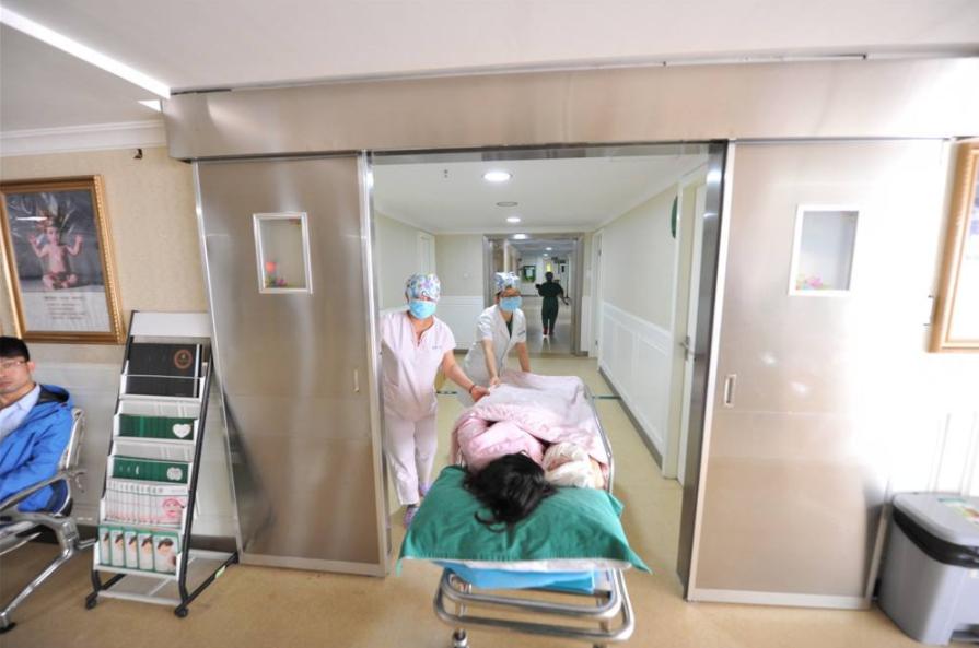 孕妇出现什么情况要马上去医院,孕晚期还没到医院宝宝就生下来了