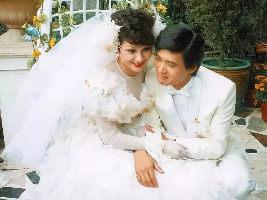 无双电影小马哥,小马哥周润发电影英雄本色动图