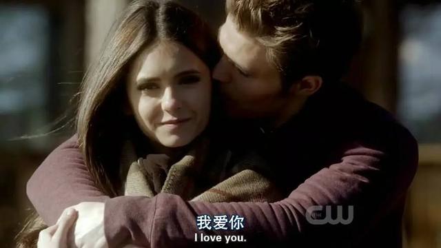 吸血鬼日记斯特凡死了卡罗琳大哭,吸血鬼日记卡罗琳什么时候在一起