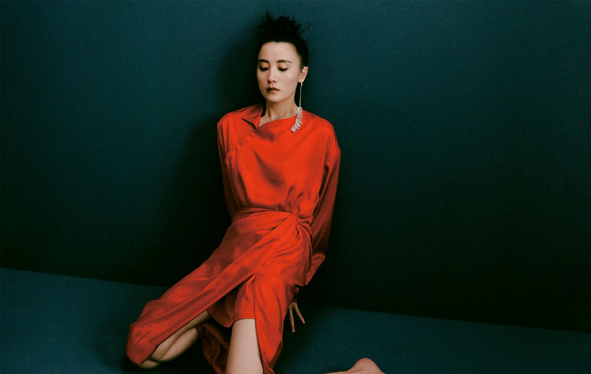 宋佳穿西裤视频,宋佳出席活动穿搭白色西装套装