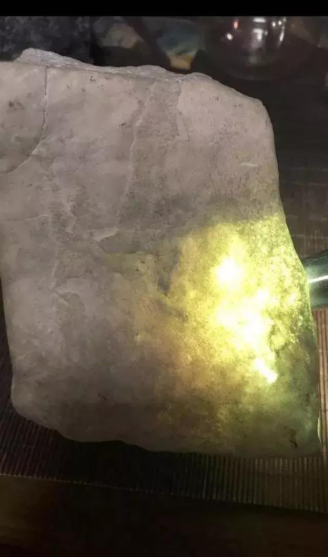 什么样的原石翡翠出高冰,真正的翡翠原石能出现哪些特征呢