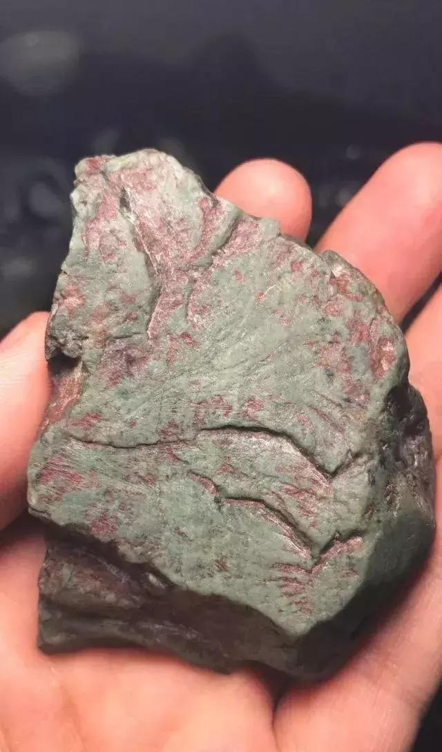 什么样的原石翡翠出高冰,真正的翡翠原石能出现哪些特征呢