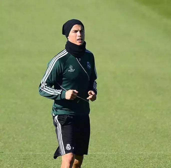 秋冬踢球穿搭,冬天踢球如何搭配衣服