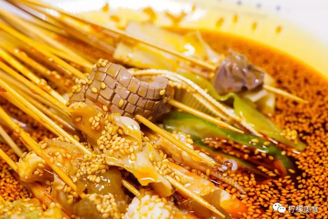 开在湖边的男团串串,我连店名都不会读