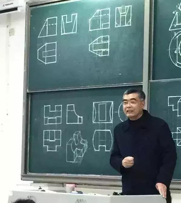 郑州高校学霸强势回归宿舍,郑大今年学霸宿舍