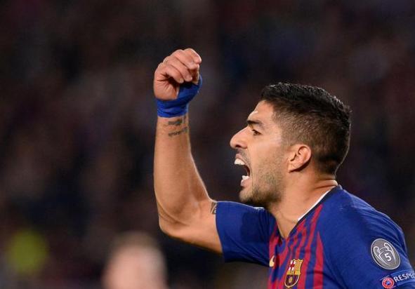 梅西倒挂金钩苏亚雷斯,b罗躺下挡点球被逗笑