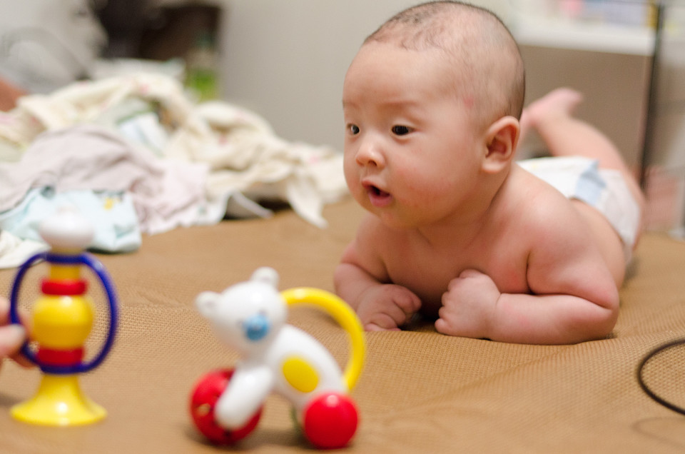 小孩睡觉头偏向一边,40天宝宝头偏向一边睡觉