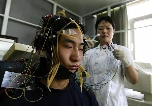 电击教授杨永信所在的临沂网戒所，传出一声声孩子惨叫……