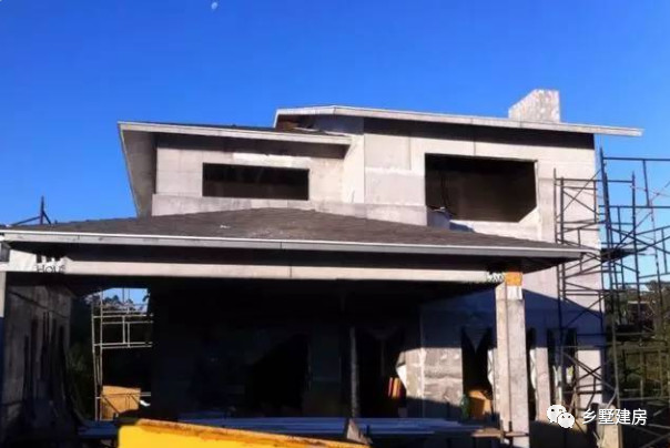 轻钢别墅是怎么建起来的,农村小伙花300万建1000平别墅