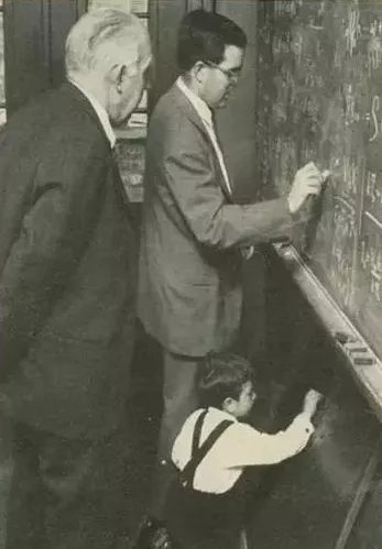 玻尔年轻时,玻尔年轻时的样子