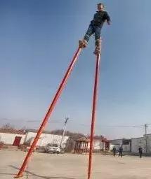 下雨天骑车容易溅一身泥,下雨天怎么走路鞋头不溅泥