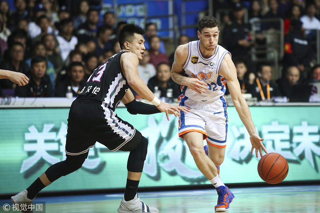 郭艾伦超级后卫运球,一颗冉冉升起的新星郭艾伦