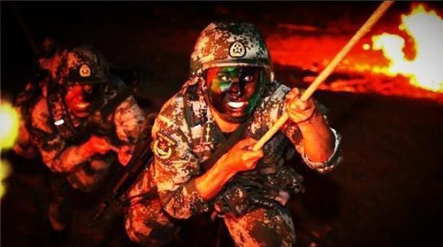 异域风俗:非洲人脸彩绘,小孩也臭美