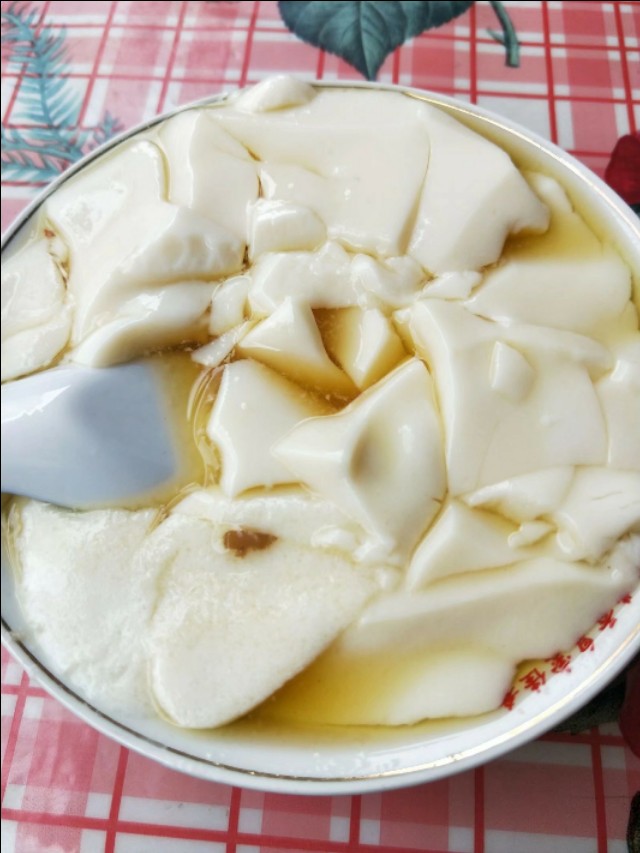 一碗富含浓厚人情味的豆腐花,豆腐花看起来蛮好吃