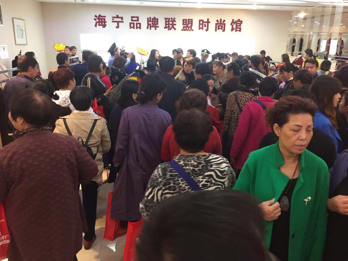 剁剁剁！今天经视砍价王在汉口北掀起了一场超热的千人团购！