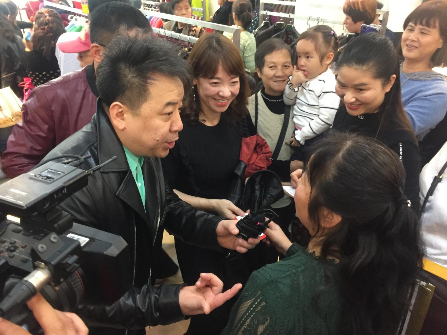 剁剁剁！今天经视砍价王在汉口北掀起了一场超热的千人团购！