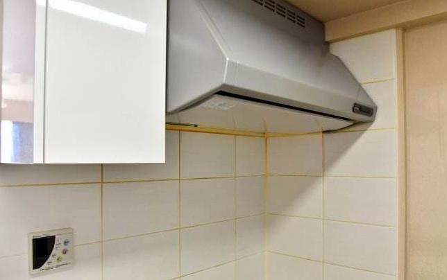 厨房墙上有洞口开孔,厨房承重墙打烟道孔