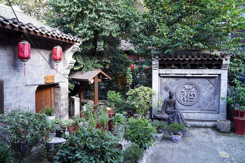 到安康白河县东坡村赶集 游客抢购山货 赏千年银杏 品乡村美食