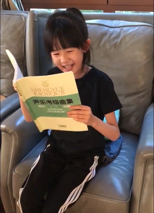 贝儿弹吉他,12岁贝儿弹吉他有模有样