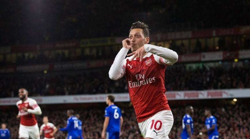 德国天王名利双丰收！智利巨星却沦为替补，加盟曼联或是错误选择