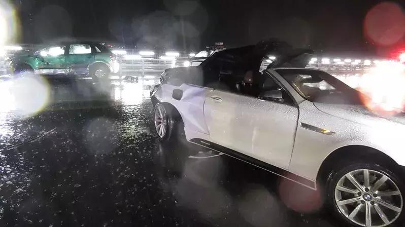 大学生骑机车撞轿车身亡,一学生骑车被撞身亡