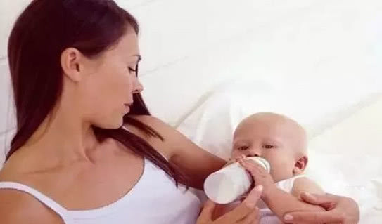 一个月的宝宝喂奶瓶的正确姿势,宝宝躺着用奶瓶喂奶的正确姿势