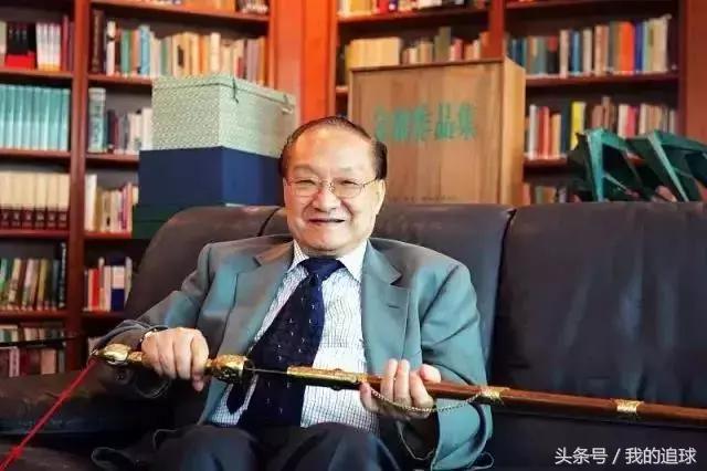 我的青春，一半给了足球，一半给了金庸