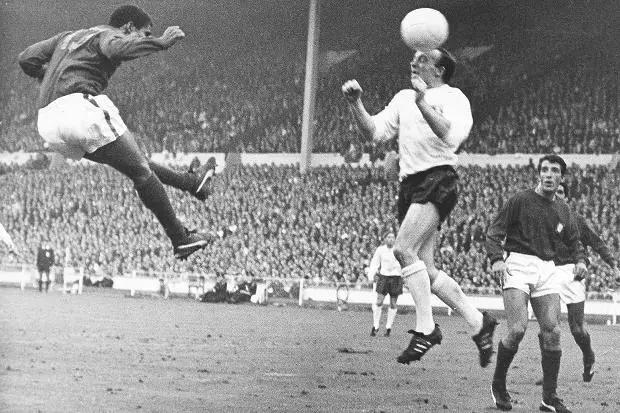 足球鞋是耐克好还是阿迪好,足球鞋阿迪达斯好还是耐克好