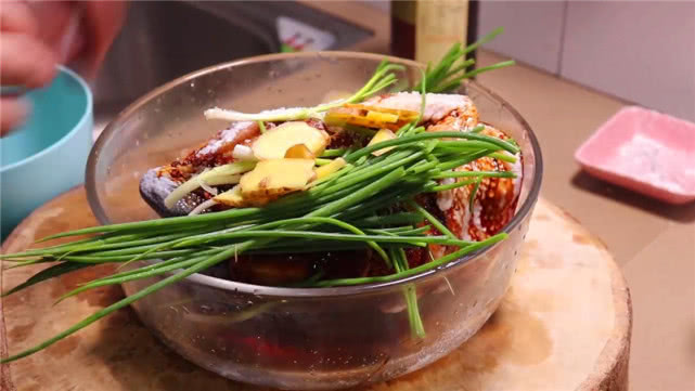 整只鸡放进电饭锅一点水也不加,加水不放油电饭锅清炖鸡