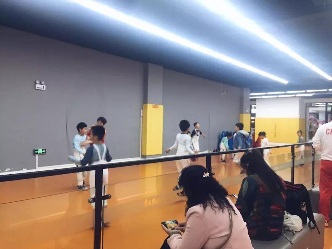 一线测评｜梦想孩子能够仗“剑”走天涯万国体育击剑运动实测