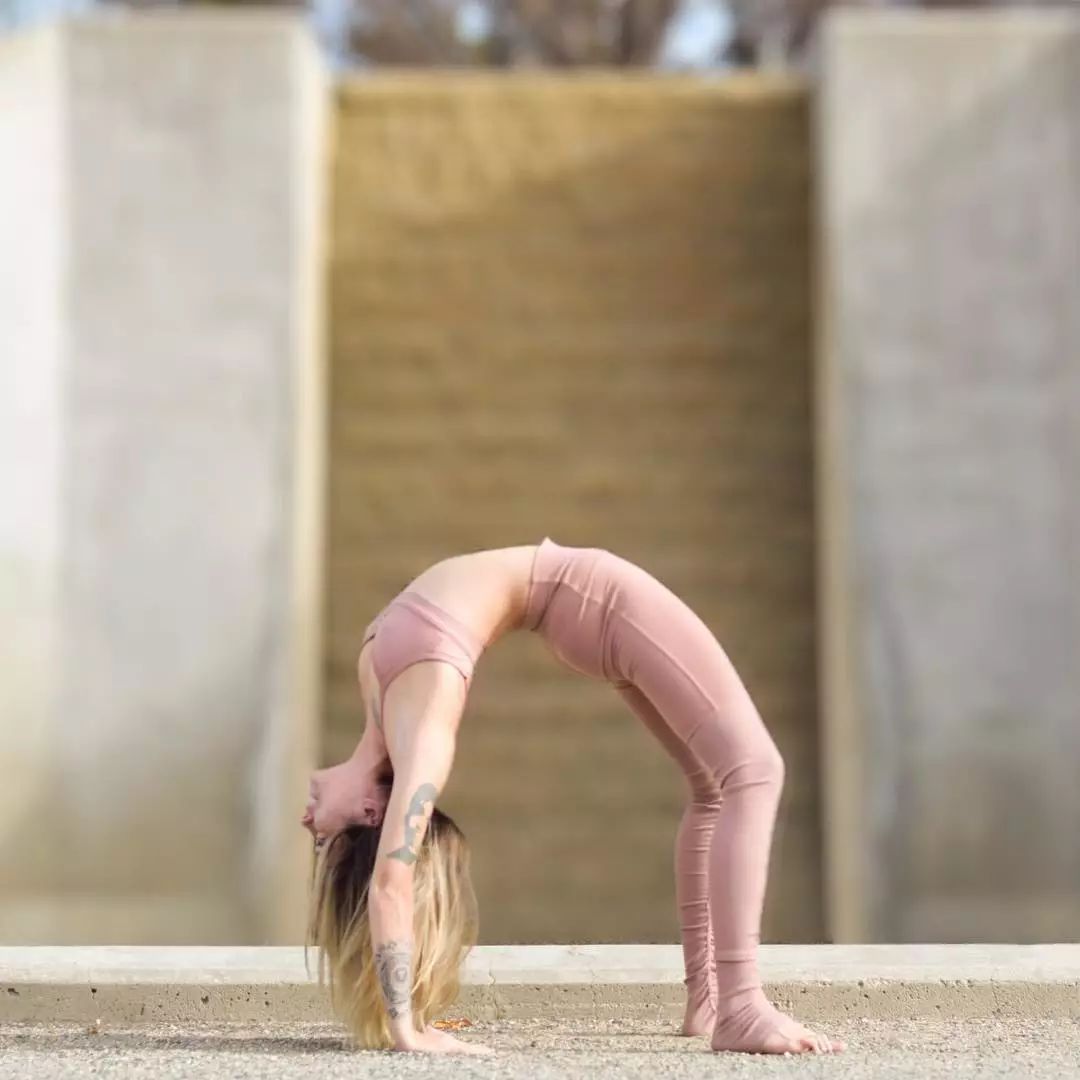 情绪不好导致脸上长痘痘,心情低落怎么调整练瑜伽