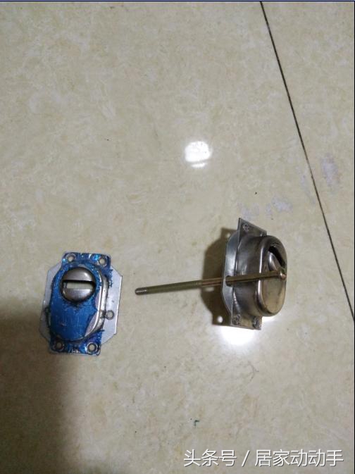 门锁锁芯拆装,智能锁安装师傅更换锁芯