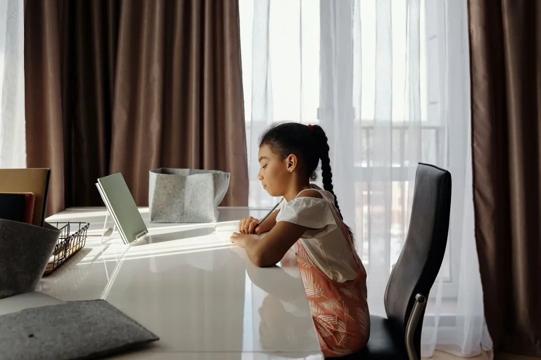 教育孩子到底该不该报各种补习班,街头采访要不要孩子的问题