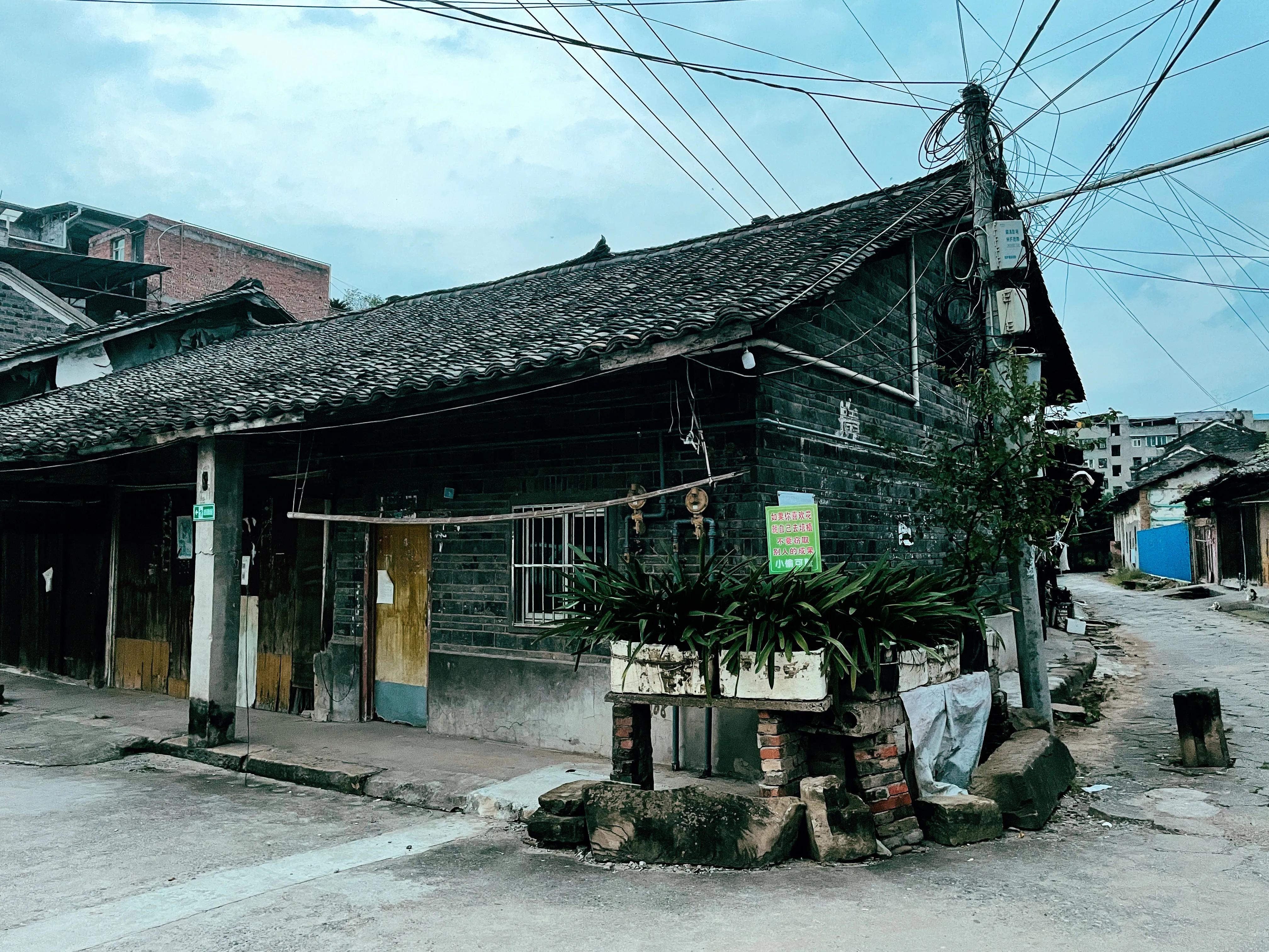 凯江边的这座古镇，别名小三台。很特别的是古城门分大小门