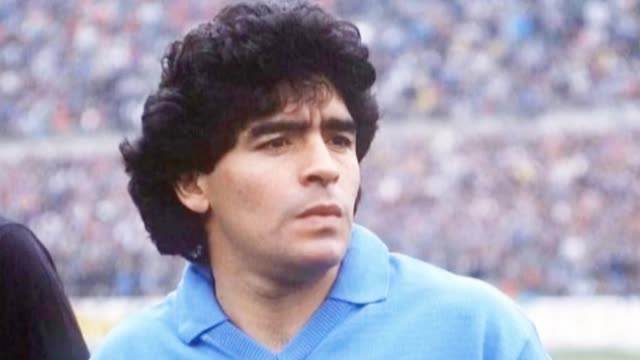 马拉多纳留给世界的，绝不是简单的球王背影