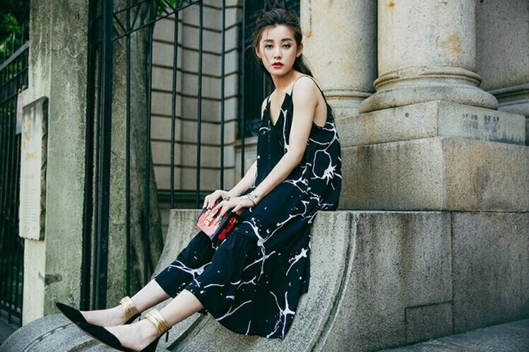 吊带裙怎么样穿才好看,吊带裙怎么穿都好看