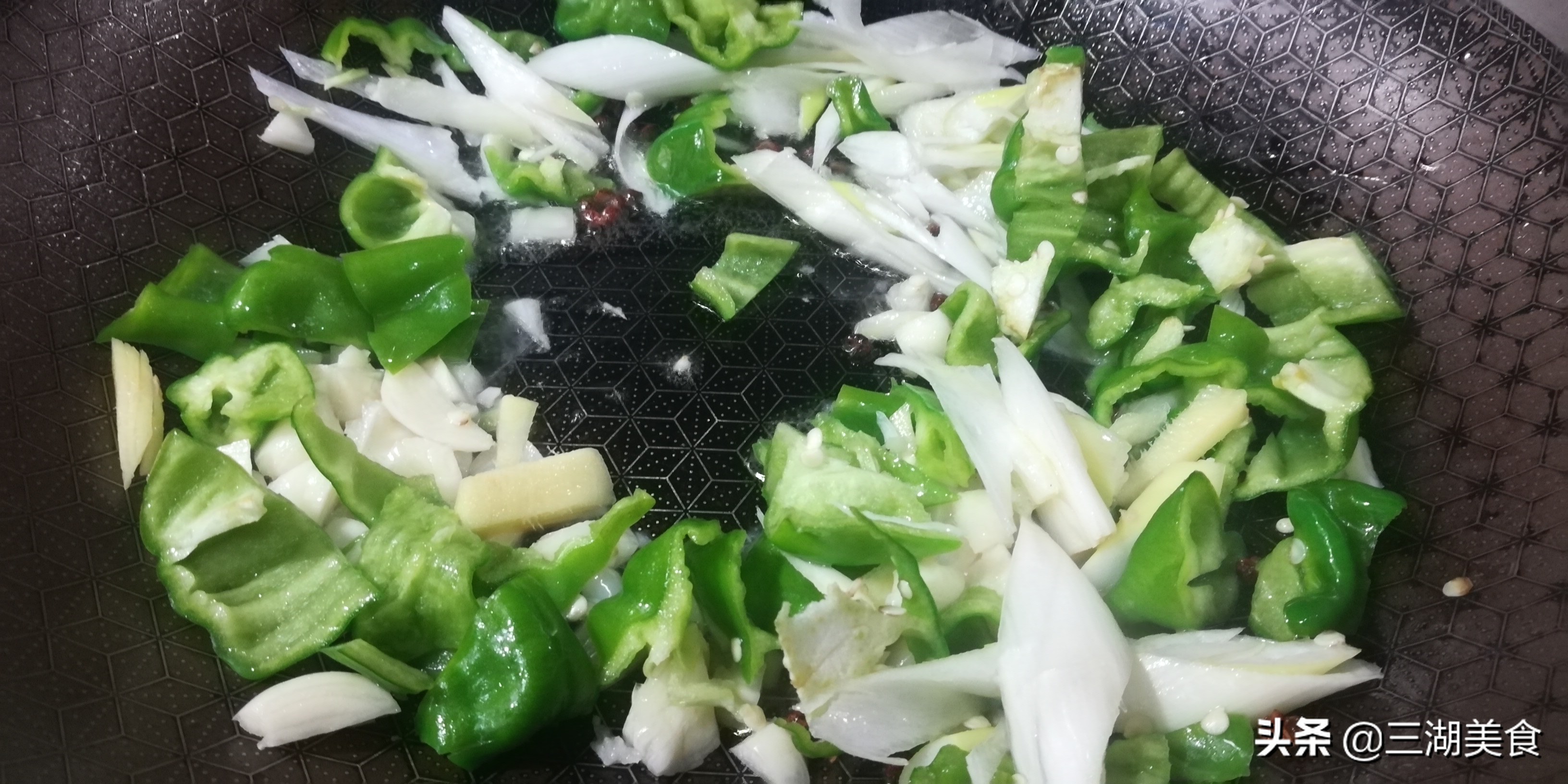 鸭肉炒青豆正宗做法,青豆炒鸭肉做法