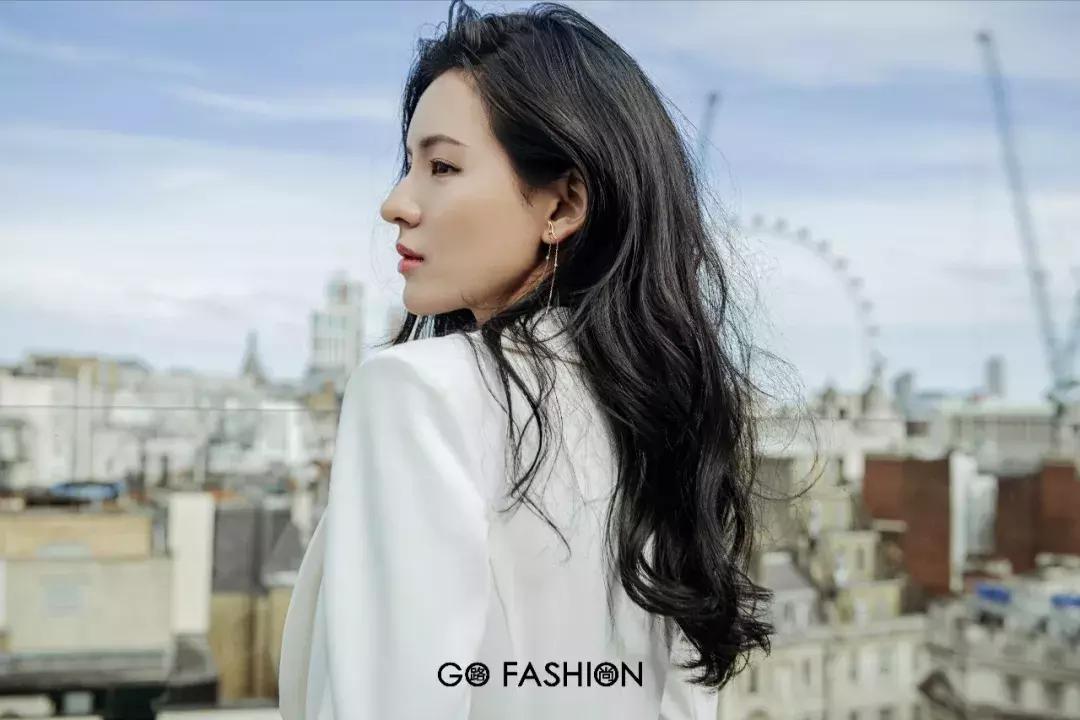 张予曦戴金丝框眼镜,张予曦银色服装