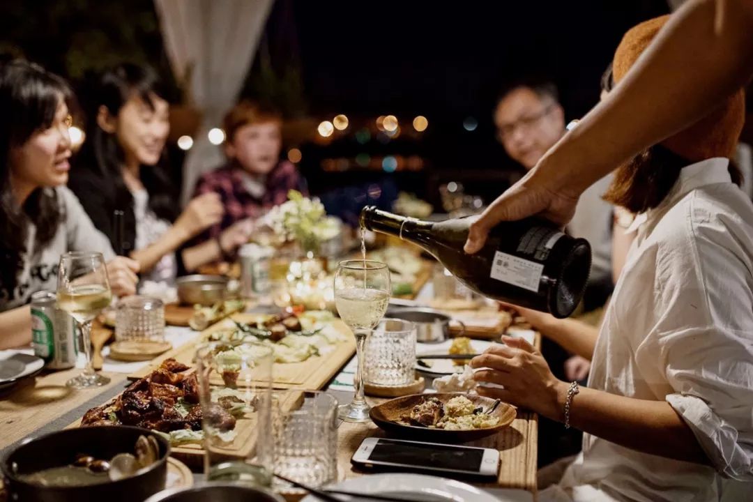 他把工作丢着，专找美景荒地吃饭：这是一天最好的时候